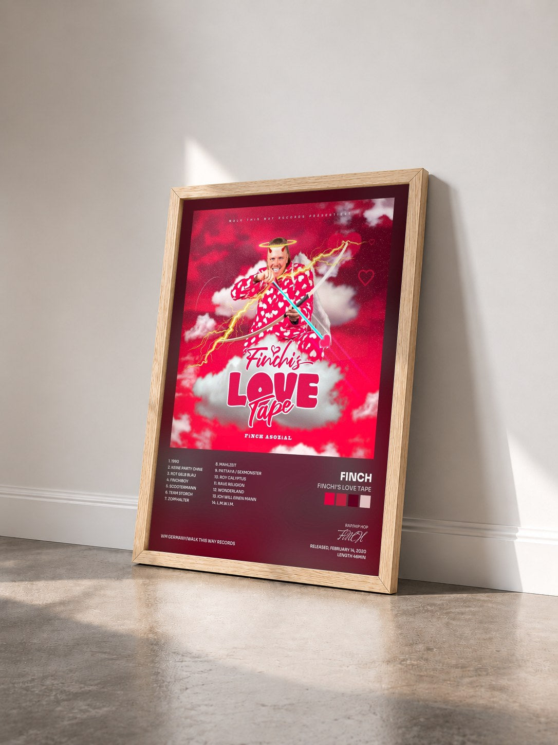 #bois Tableau de l'album Finchi's Love Tape de FiNCH vu de trois quarts, cadre en bois brut