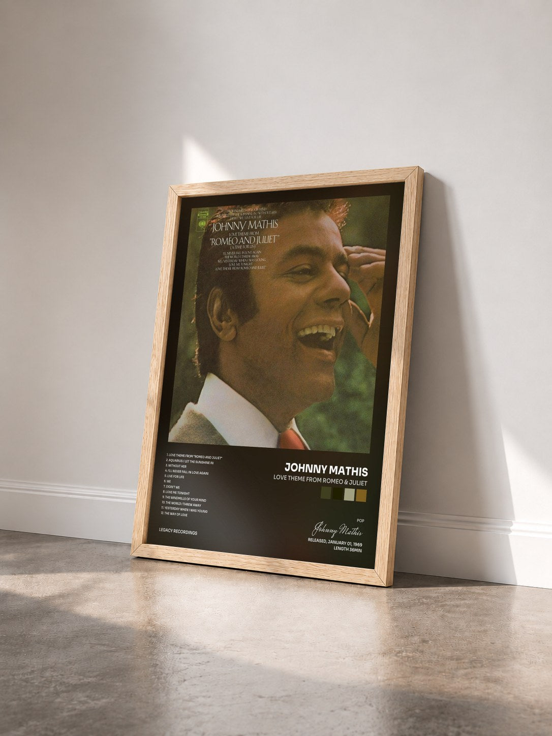 #bois Tableau de l'album Love Theme from Romeo & Juliet de Johnny Mathis vu de trois quarts, cadre en bois brut