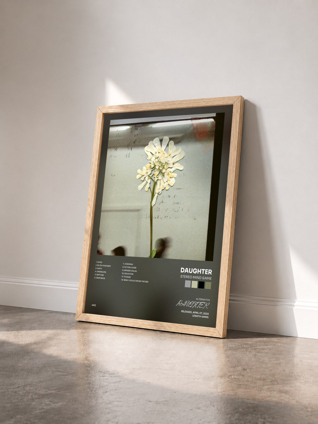 #bois Tableau de l'album Stereo Mind Game de DAUGHTER vu de trois quarts, cadre en bois brut