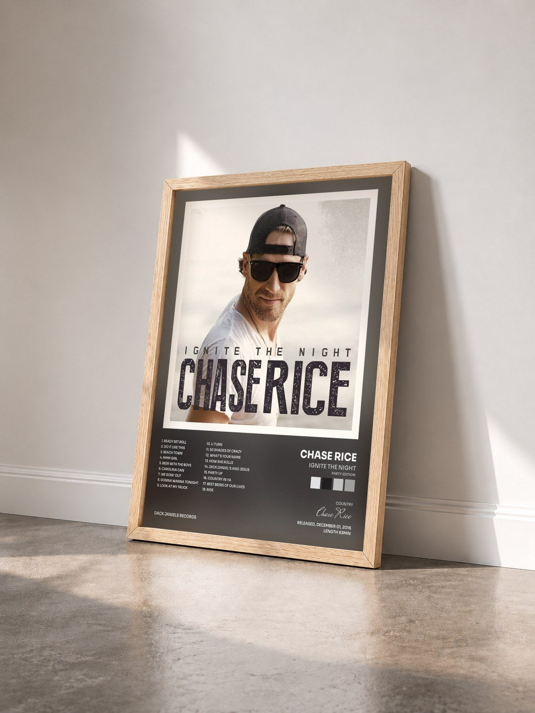 #bois Tableau de l'album Ignite the Night (Party Edition) de Chase Rice vu de trois quarts, cadre en bois brut