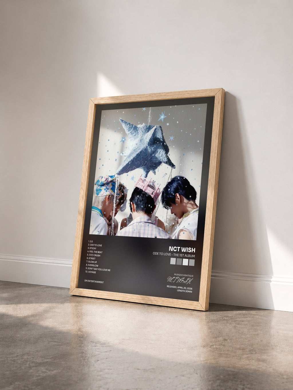 #bois Tableau de l'album Ode to Love - The 1st Album de NCT WISH vu de trois quarts, cadre en bois brut
