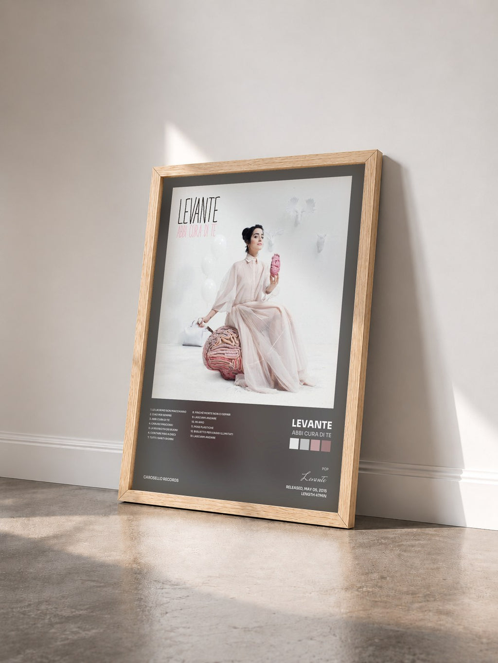 #bois Tableau de l'album Abbi cura di te de Levante vu de trois quarts, cadre en bois brut
