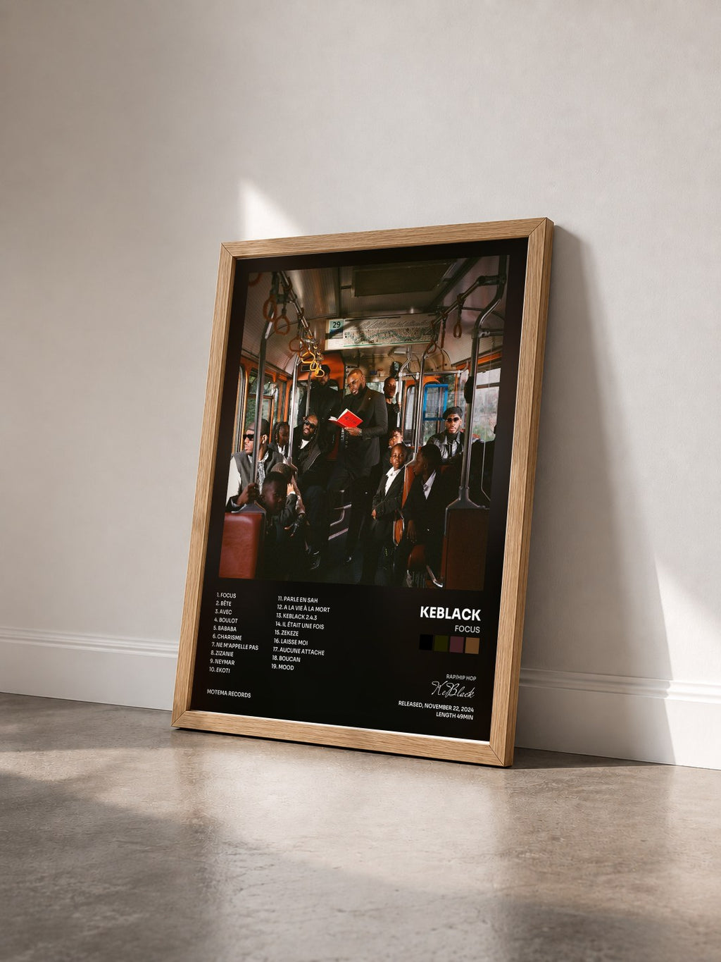 #bois Tableau de l'album Focus de KeBlack vu de trois quarts, cadre en bois brut
