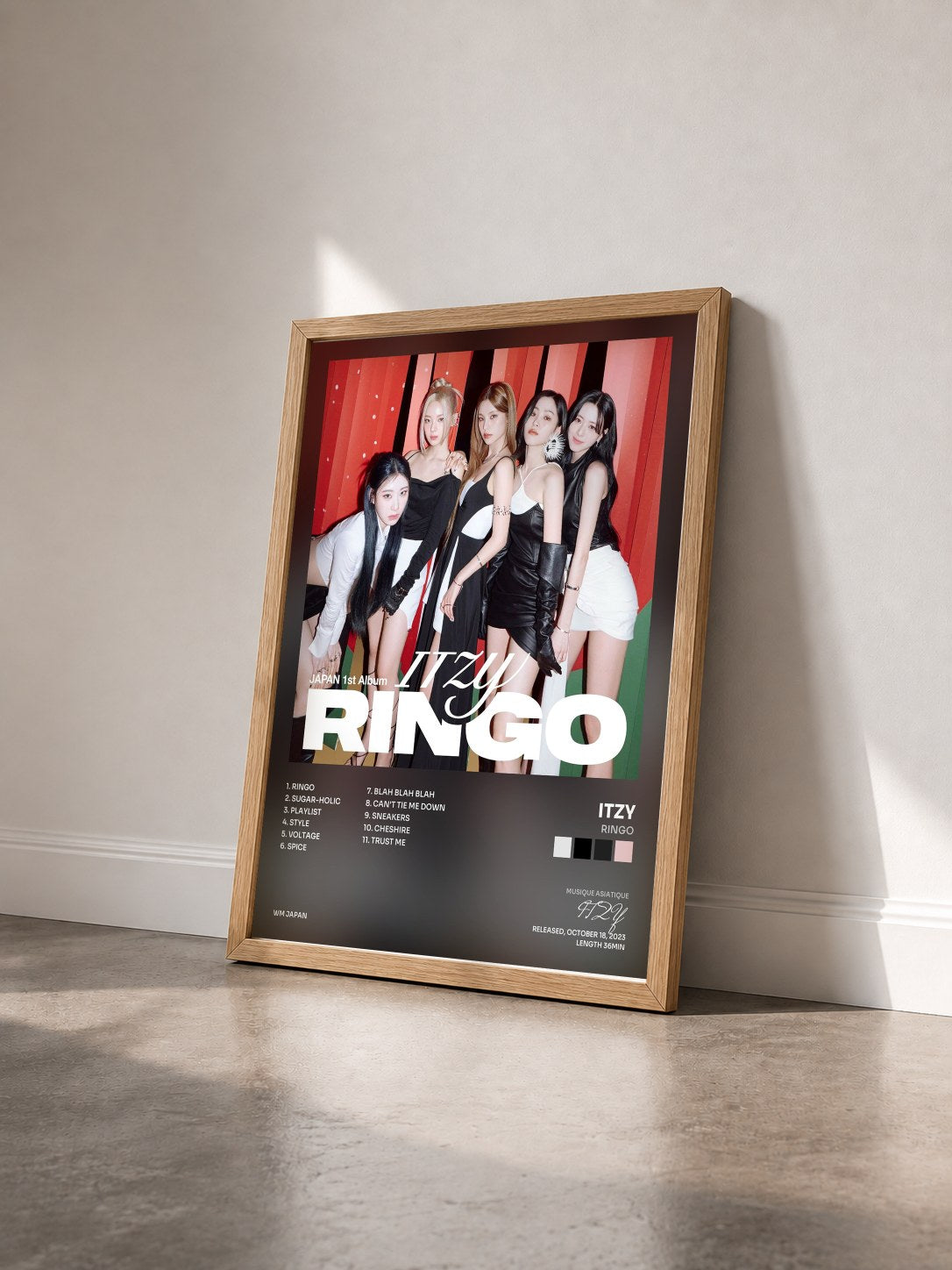 #bois Tableau de l'album RINGO de ITZY vu de trois quarts, cadre en bois brut