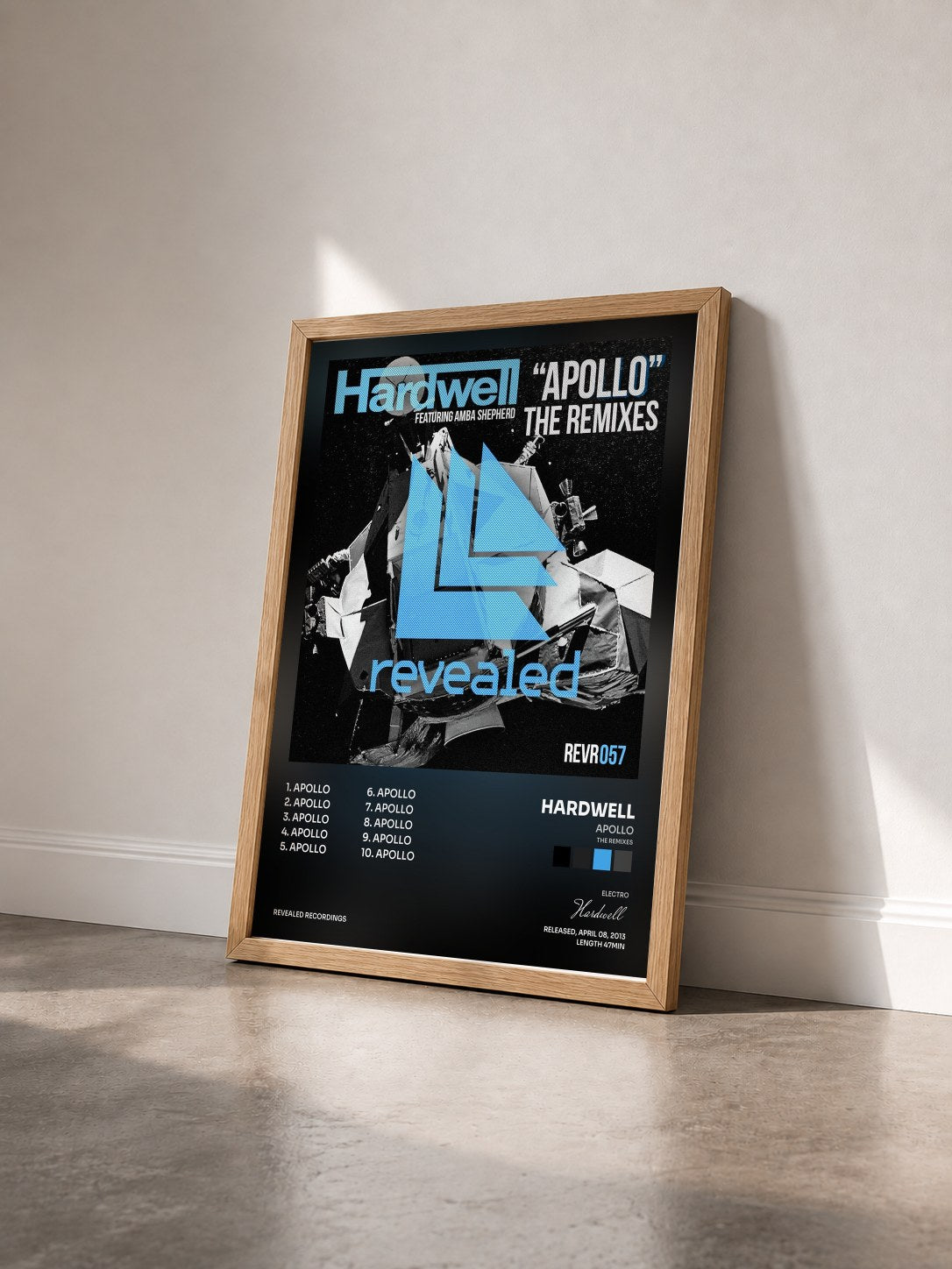 #bois Tableau de l'album Apollo (The Remixes) de Hardwell vu de trois quarts, cadre en bois brut