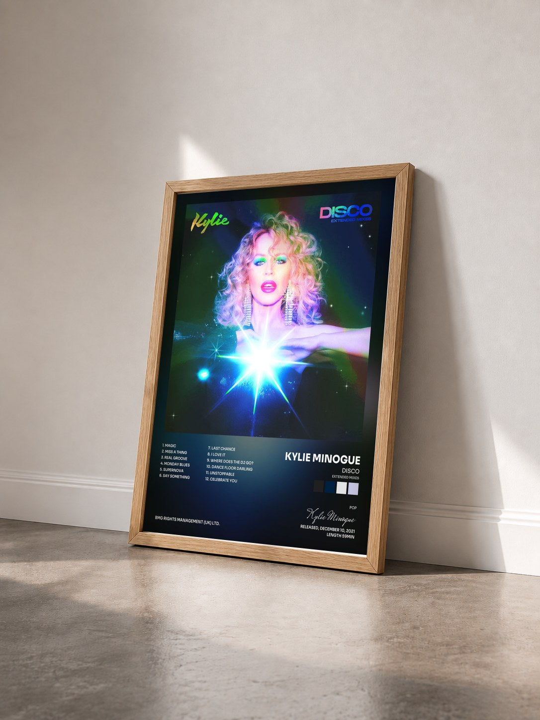 #bois Tableau de l'album DISCO (Extended Mixes) de Kylie Minogue vu de trois quarts, cadre en bois brut
