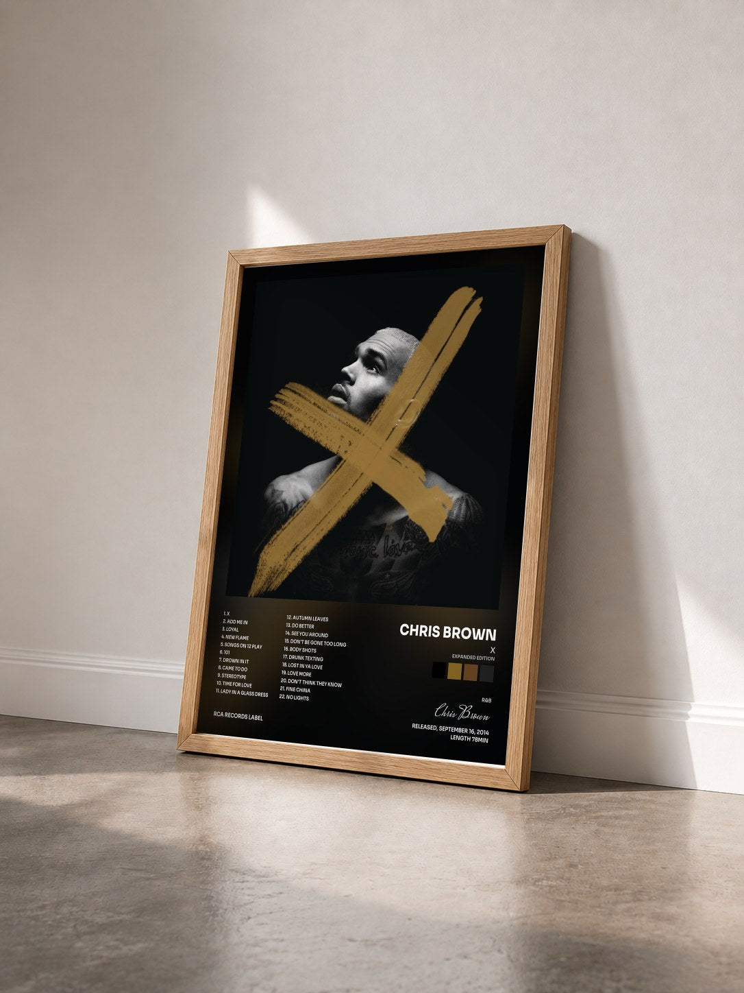 #bois Tableau de l'album X (Expanded Edition) de Chris Brown vu de trois quarts, cadre en bois brut