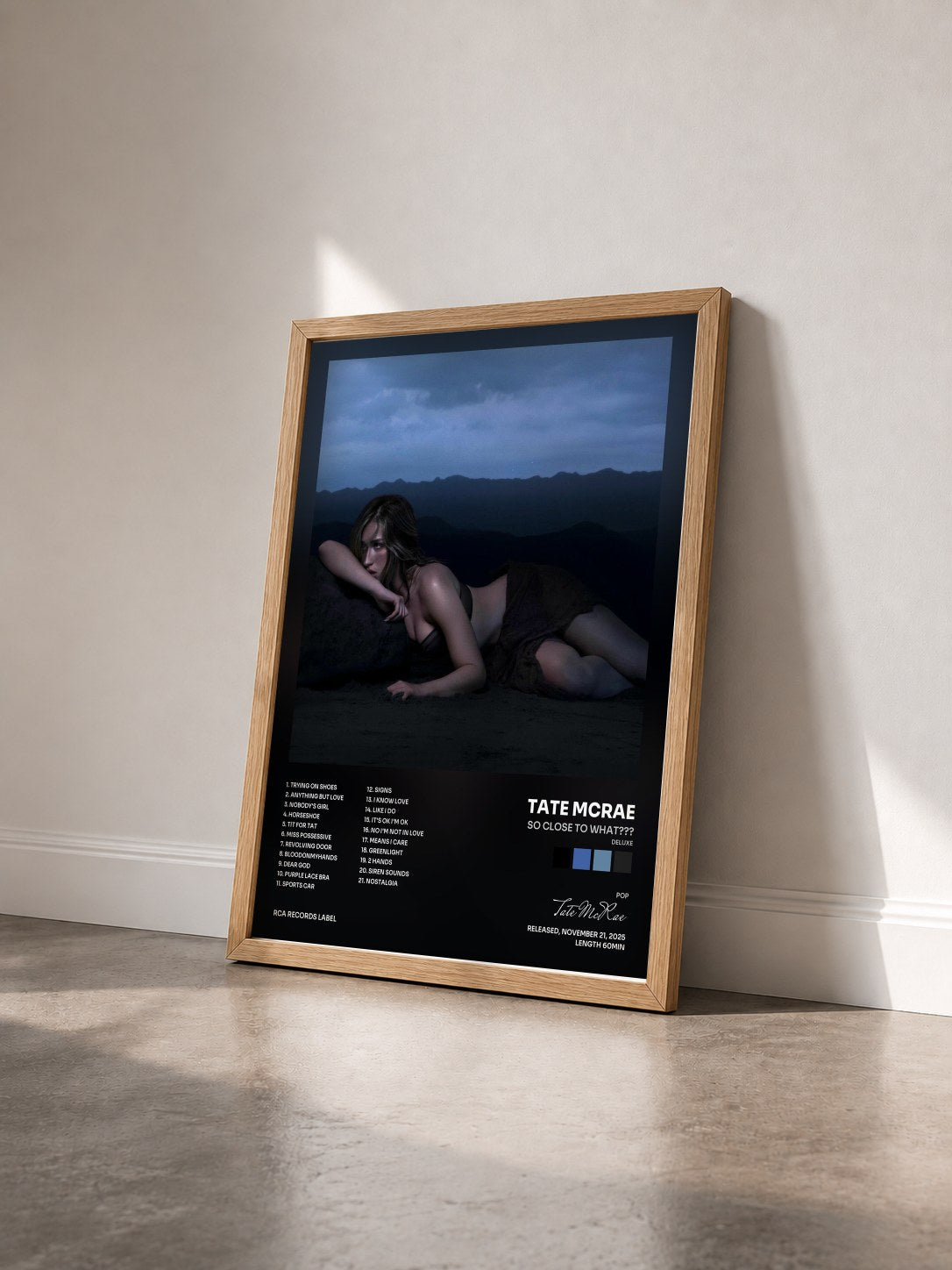 #bois Tableau de l'album SO CLOSE TO WHAT??? (deluxe) de Tate McRae vu de trois quarts, cadre en bois brut
