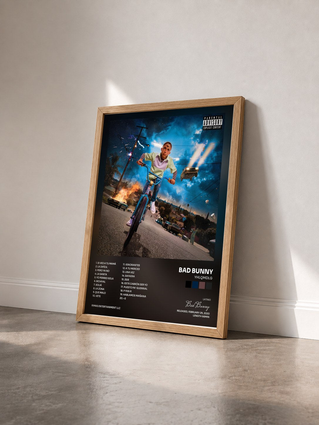 #bois Tableau de l'album YHLQMDLG de Bad Bunny vu de trois quarts, cadre en bois brut