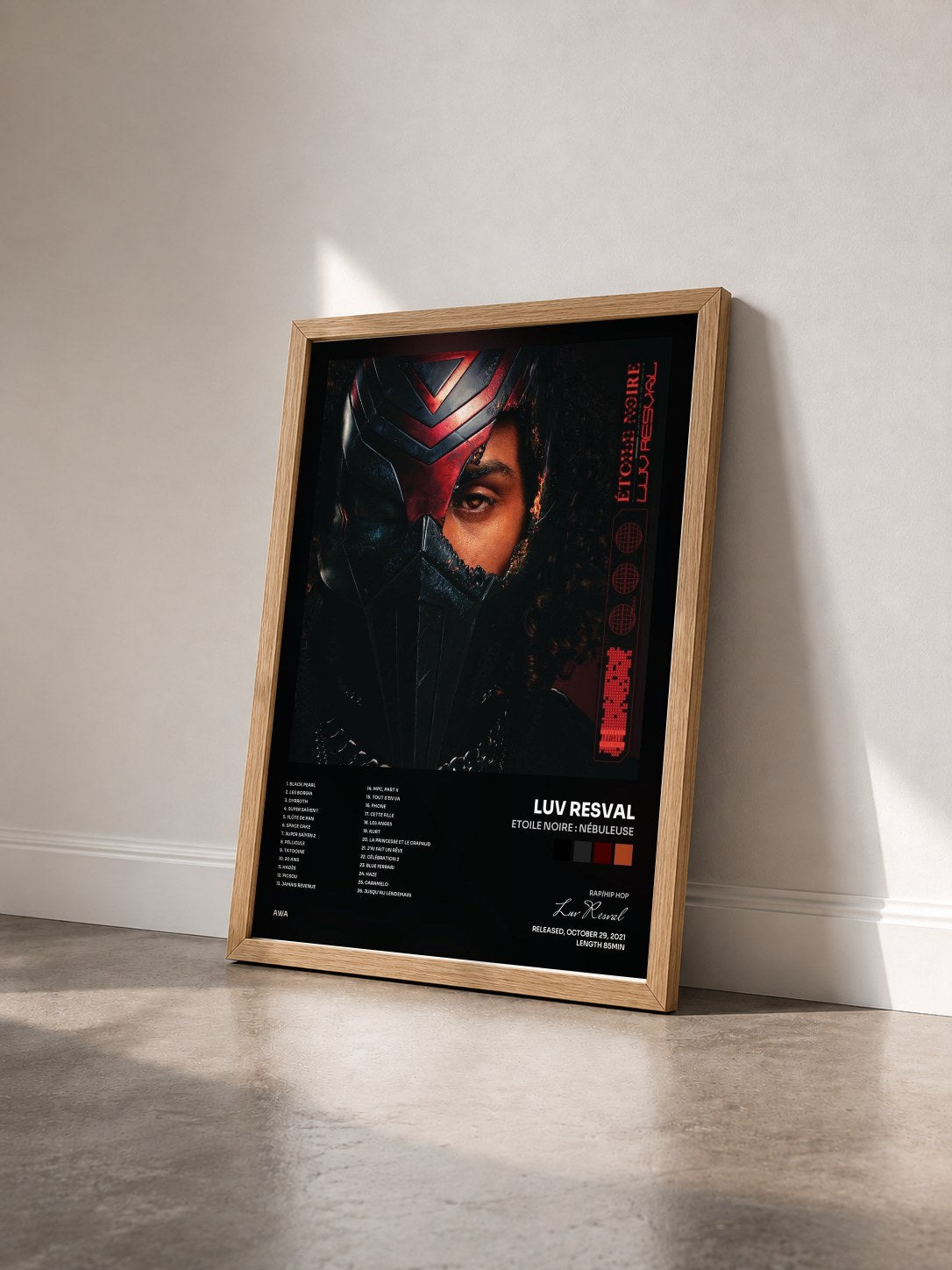#bois Tableau de l'album Etoile Noire : Nébuleuse de Luv Resval vu de trois quarts, cadre en bois brut