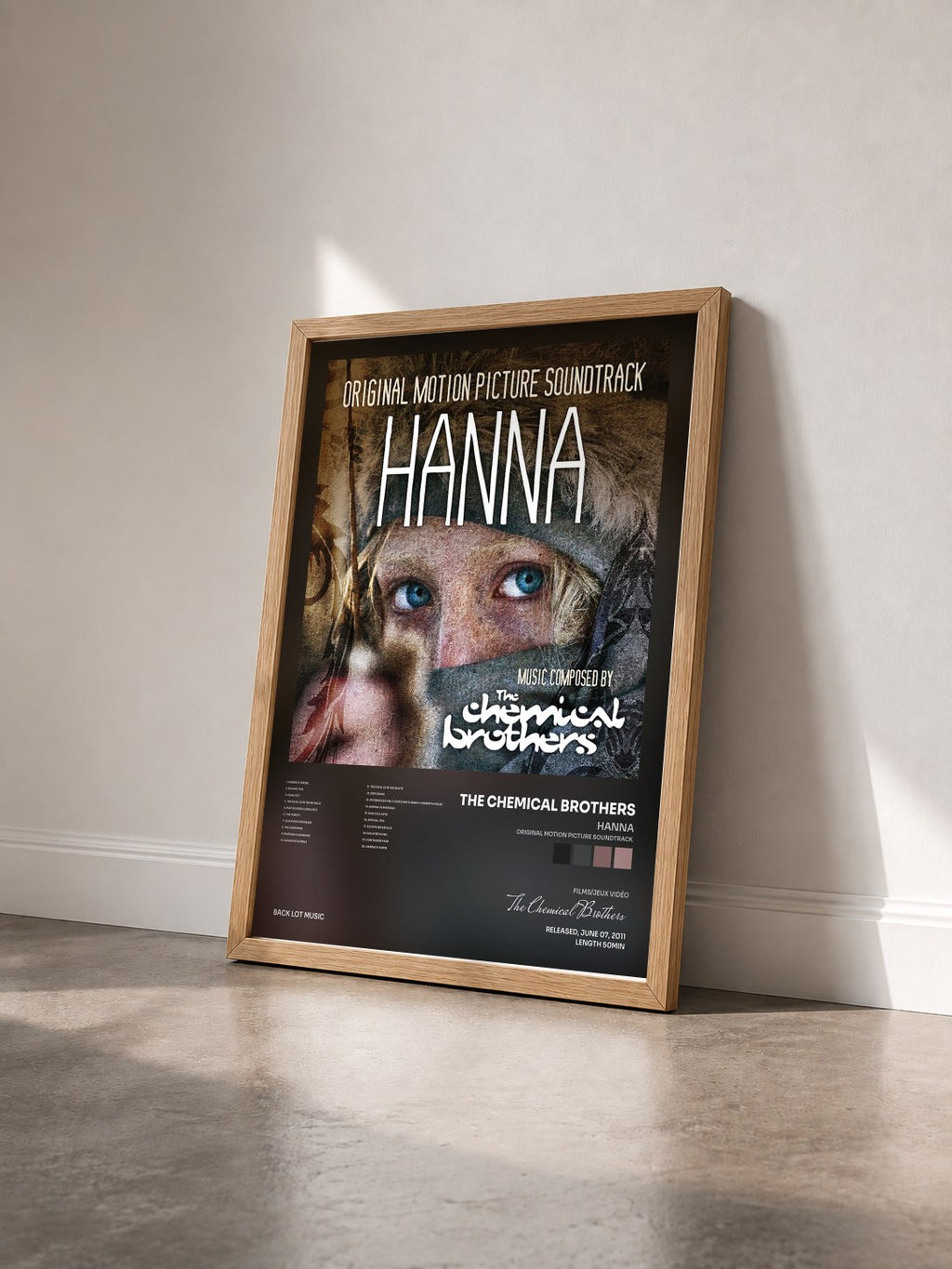 #bois Tableau de l'album Hanna (Original Motion Picture Soundtrack) de The Chemical Brothers vu de trois quarts, cadre en bois brut