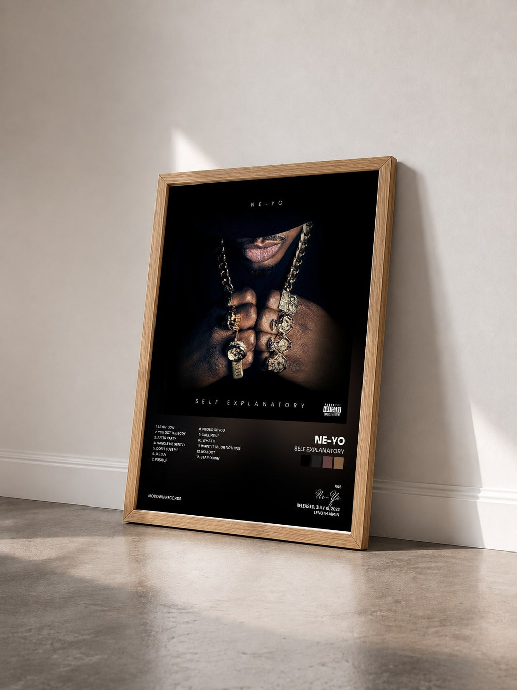 #bois Tableau de l'album Self Explanatory de Ne-Yo vu de trois quarts, cadre en bois brut
