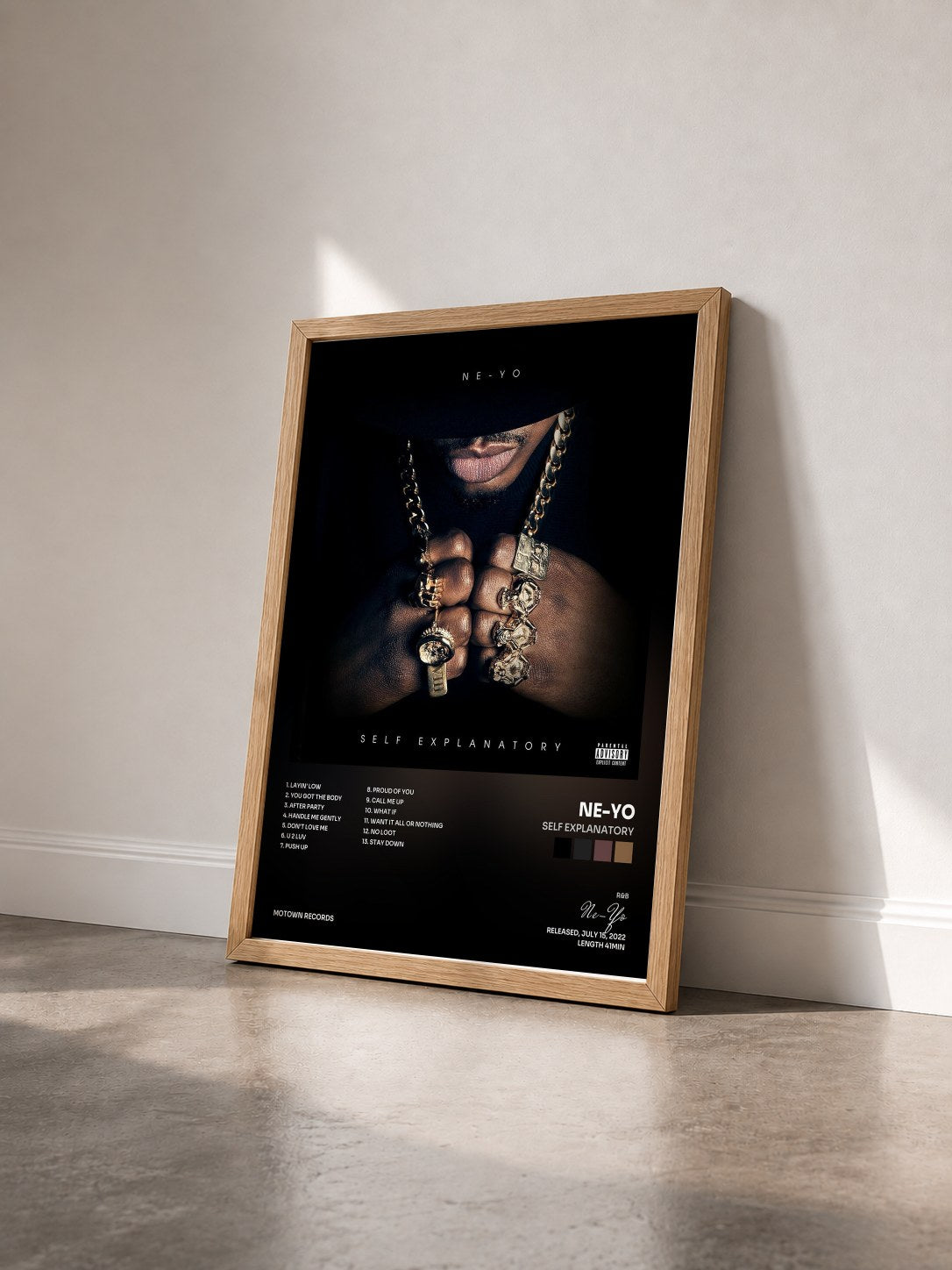 #bois Tableau de l'album Self Explanatory de Ne-Yo vu de trois quarts, cadre en bois brut