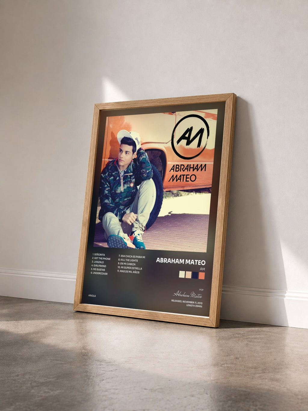 #bois Tableau de l'album AM de Abraham Mateo vu de trois quarts, cadre en bois brut