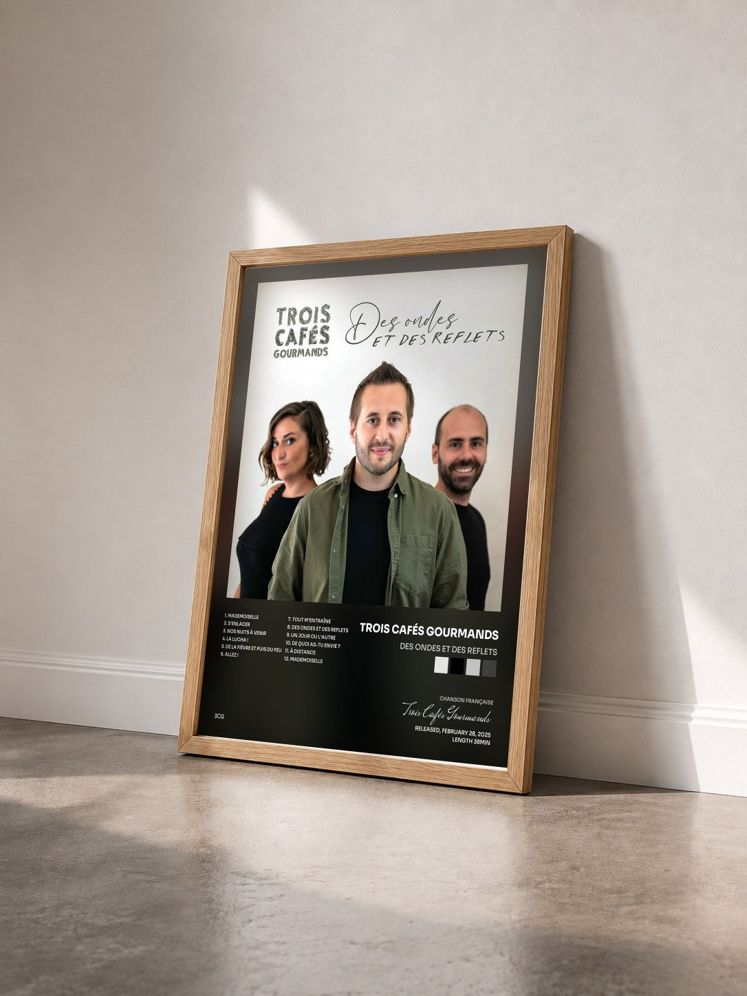 #bois Tableau de l'album Des ondes et des reflets de Trois Cafés Gourmands vu de trois quarts, cadre en bois brut
