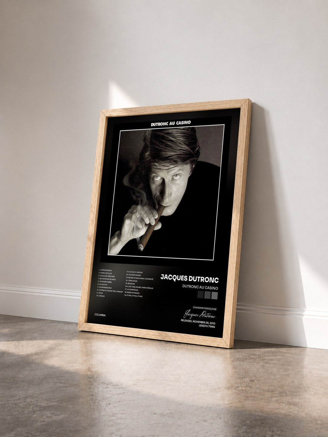 #bois Tableau de l'album Dutronc au Casino de Jacques Dutronc vu de trois quarts, cadre en bois brut