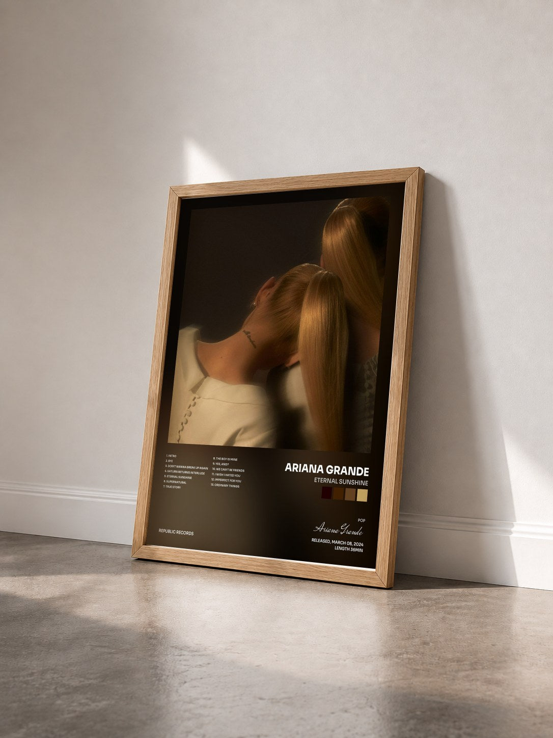 #bois Tableau de l'album eternal sunshine de Ariana Grande vu de trois quarts, cadre en bois brut