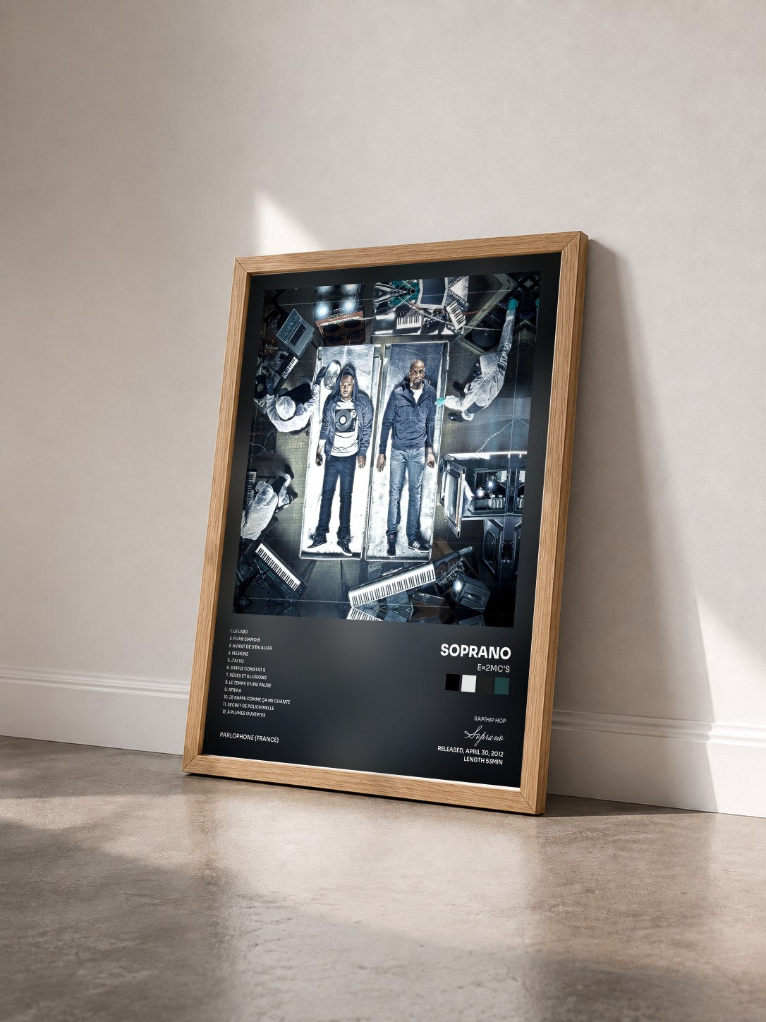 #bois Tableau de l'album E=2MC's de Soprano vu de trois quarts, cadre en bois brut