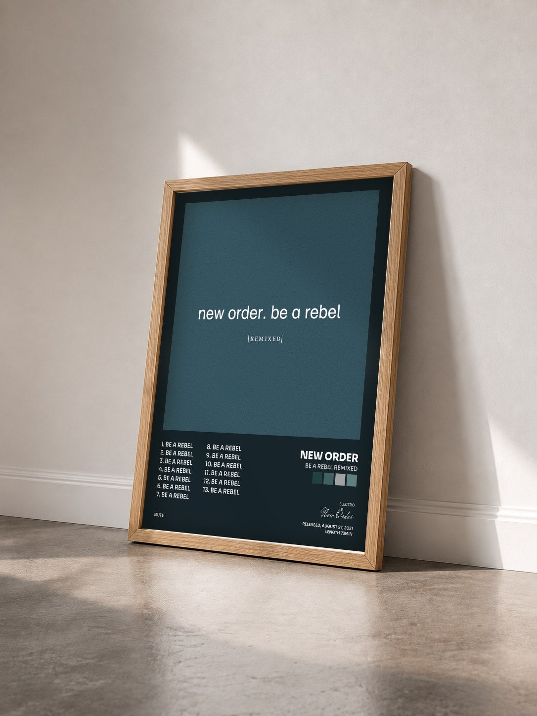 #bois Tableau de l'album Be a Rebel Remixed de New Order vu de trois quarts, cadre en bois brut