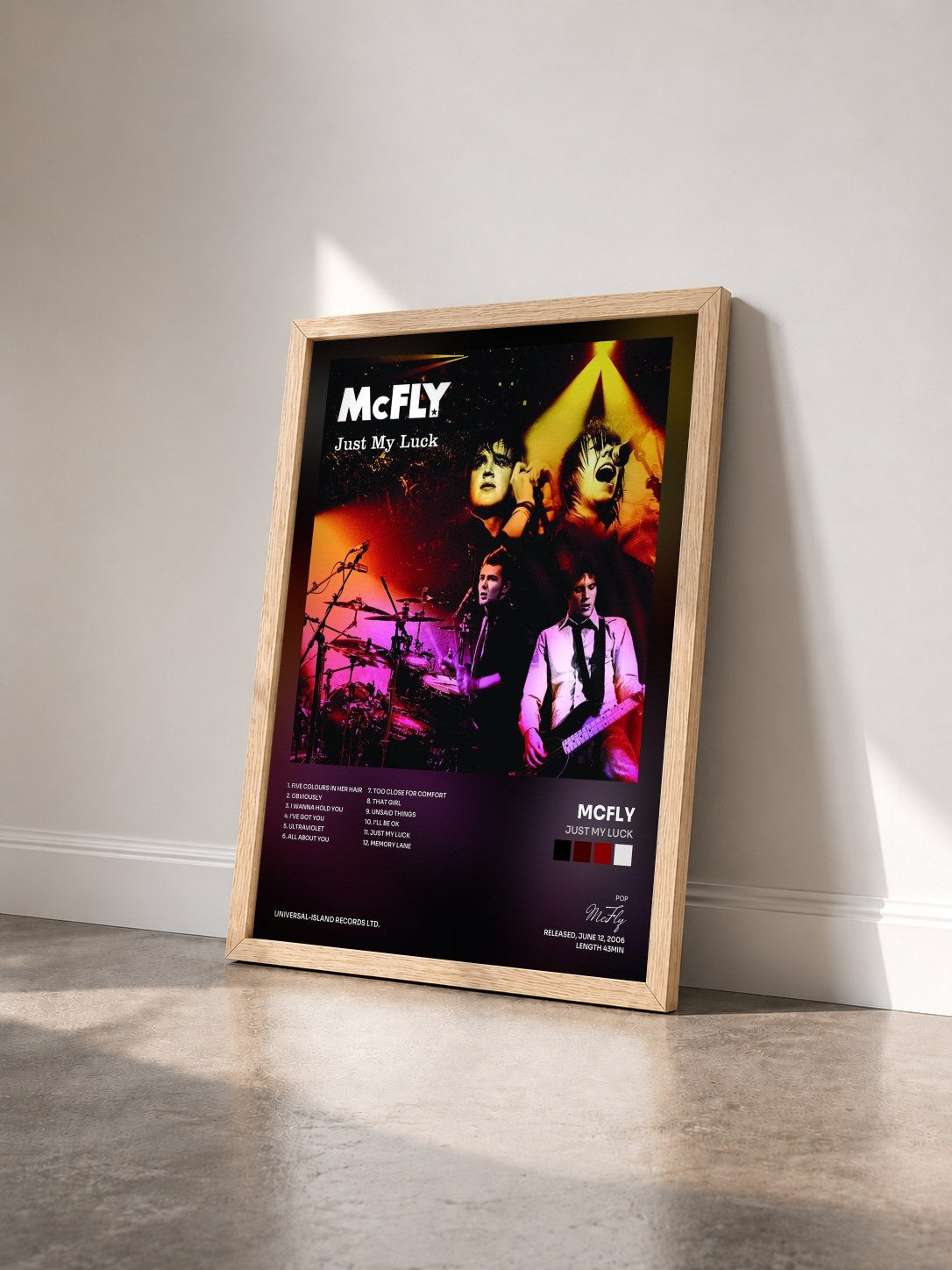 #bois Tableau de l'album Just My Luck de McFly vu de trois quarts, cadre en bois brut
