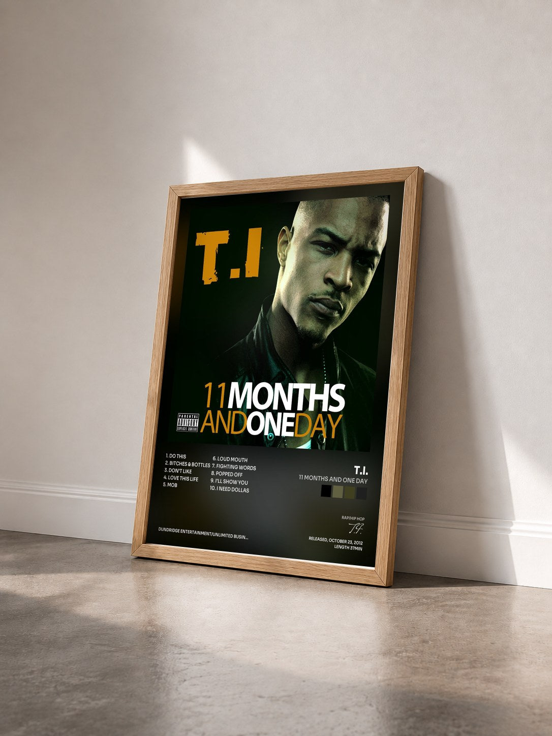#bois Tableau de l'album 11 Months and One Day de T.I. vu de trois quarts, cadre en bois brut