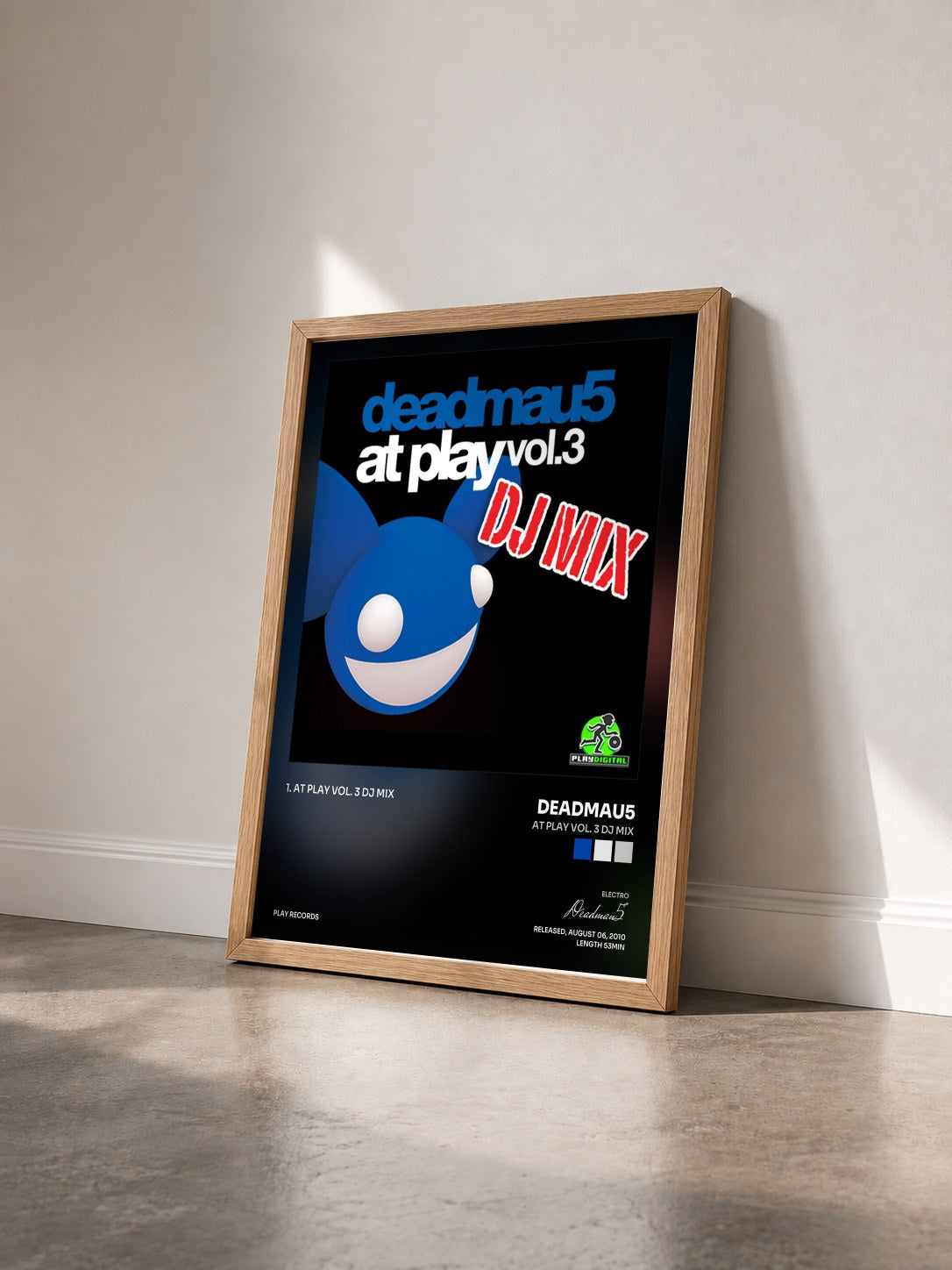 #bois Tableau de l'album At Play Vol. 3 DJ Mix de Deadmau5 vu de trois quarts, cadre en bois brut