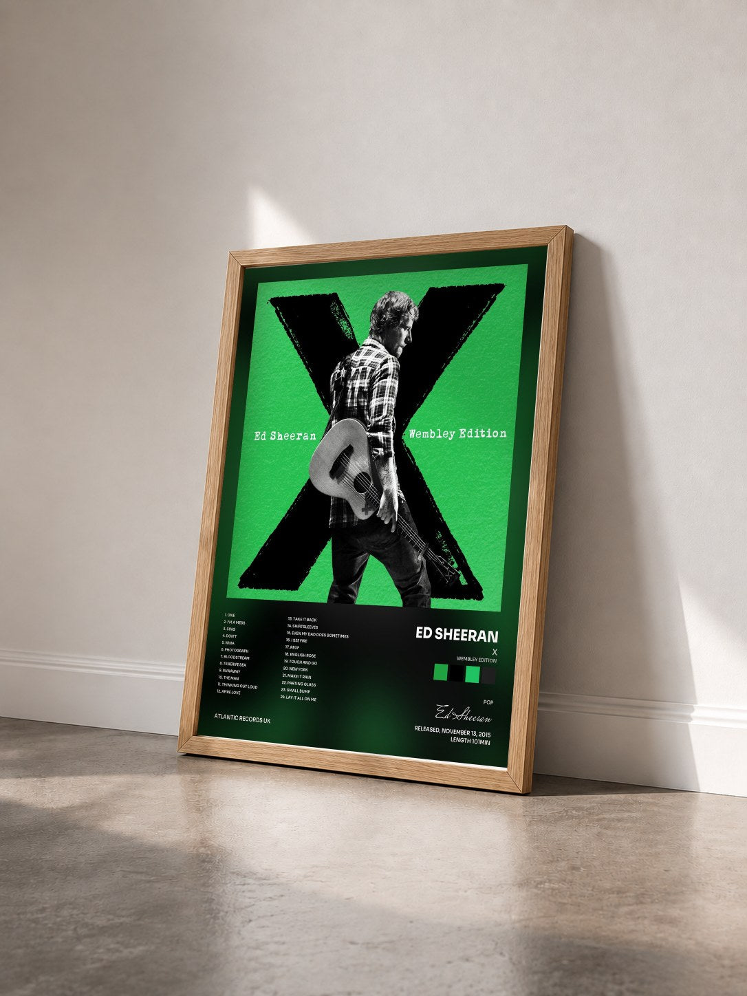 #bois Tableau de l'album x (Wembley Edition) de Ed Sheeran vu de trois quarts, cadre en bois brut