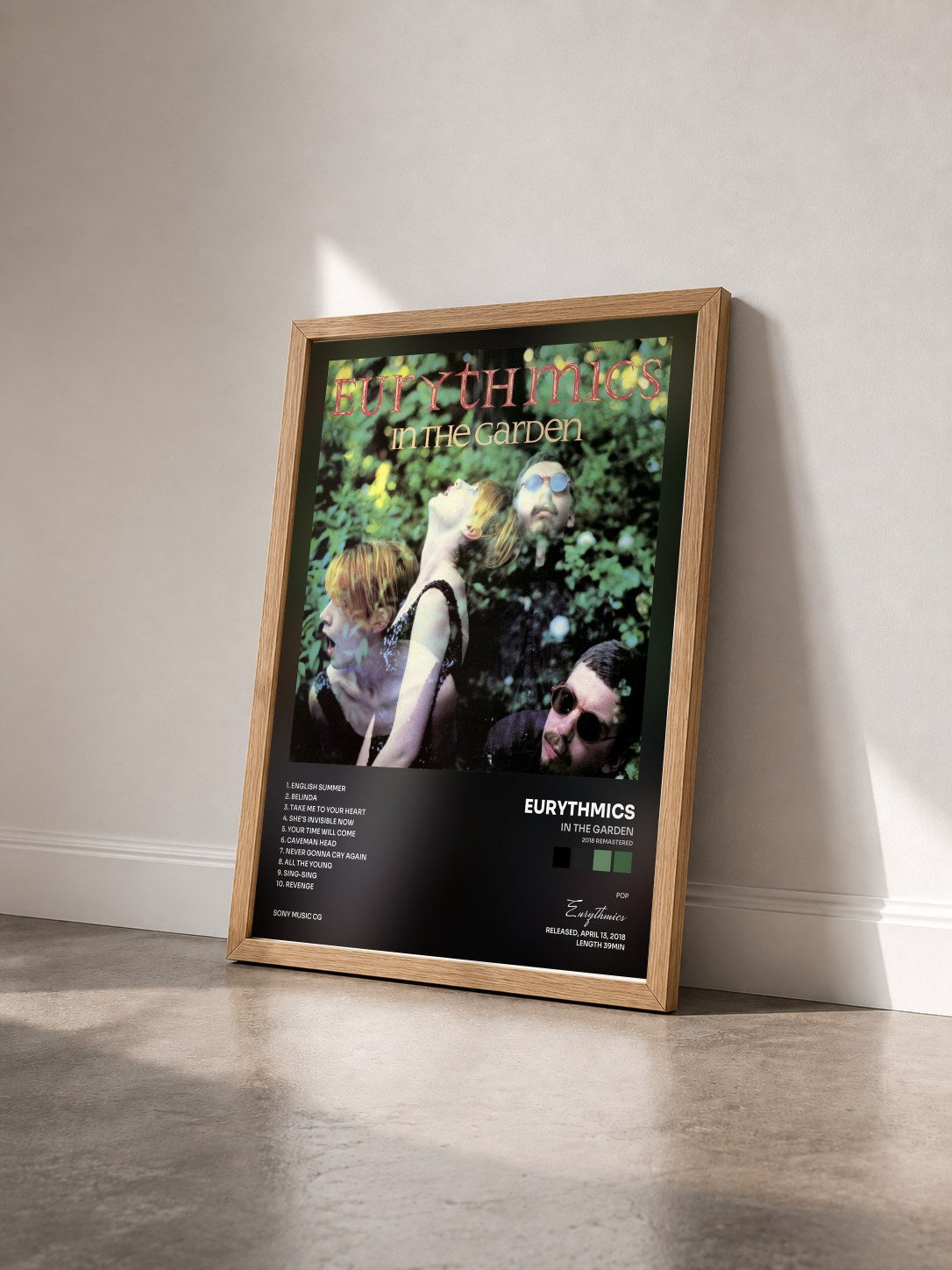 #bois Tableau de l'album In the Garden (2018 Remastered) de Eurythmics vu de trois quarts, cadre en bois brut