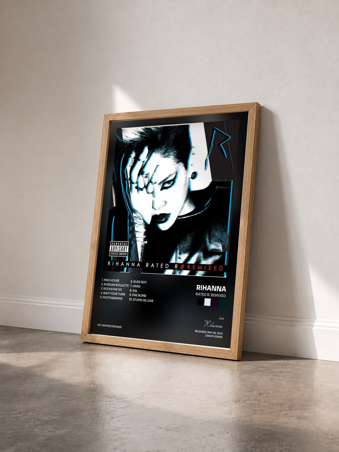 #bois Tableau de l'album Rated R: Remixed de Rihanna vu de trois quarts, cadre en bois brut