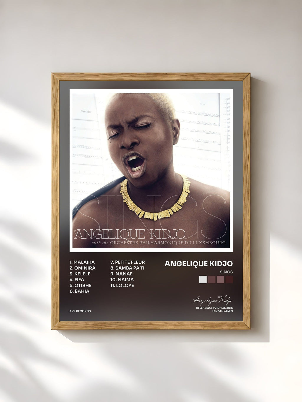 #bois Tableau de l'album Sings de Angelique Kidjo, cadre en bois brut, imprimé et encadré en France
