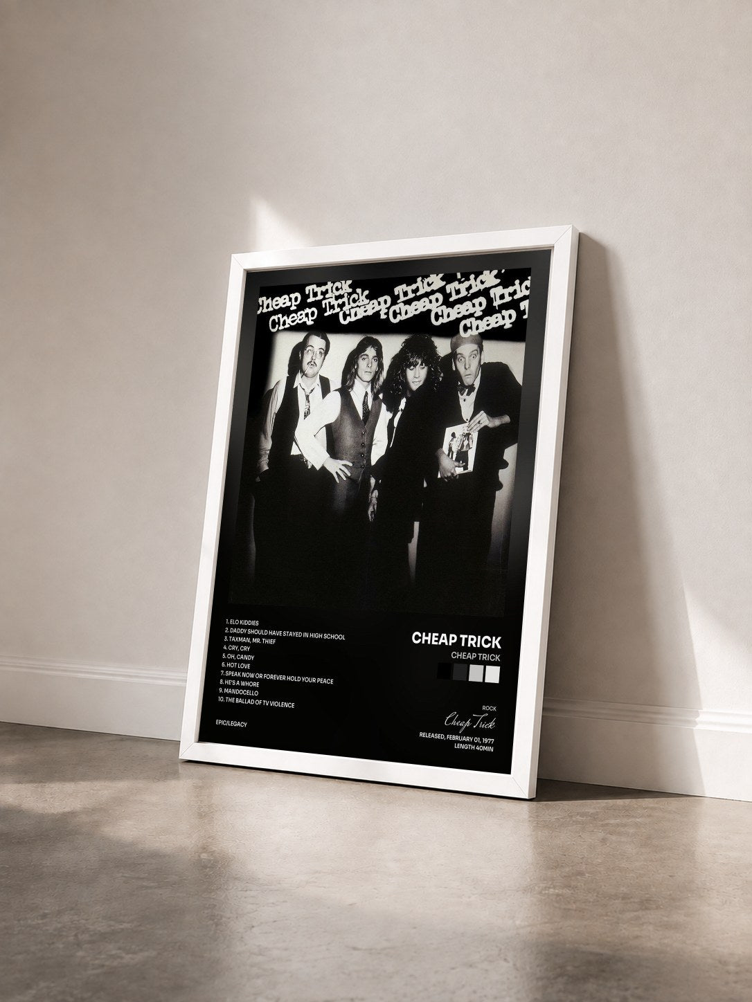 #blanc Tableau de l'album Cheap Trick de Cheap Trick vu de trois quarts, cadre blanc