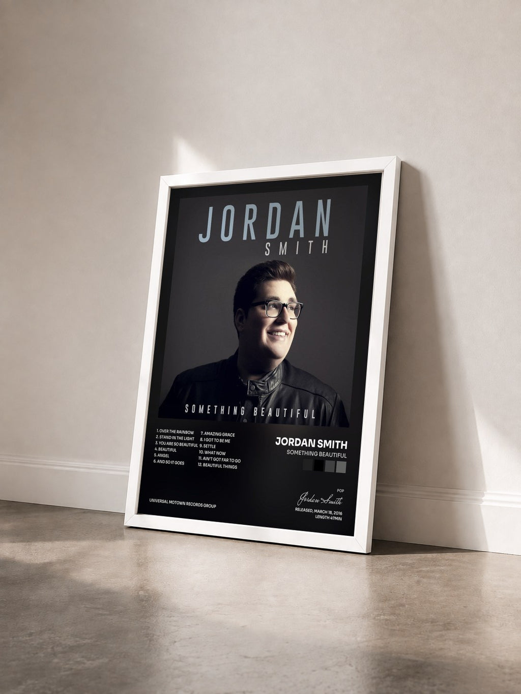 #blanc Tableau de l'album Something Beautiful de Jordan Smith vu de trois quarts, cadre blanc