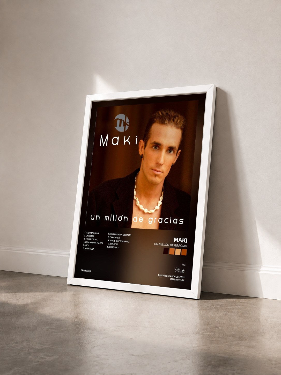 #blanc Tableau de l'album Un millon de gracias de Maki vu de trois quarts, cadre blanc