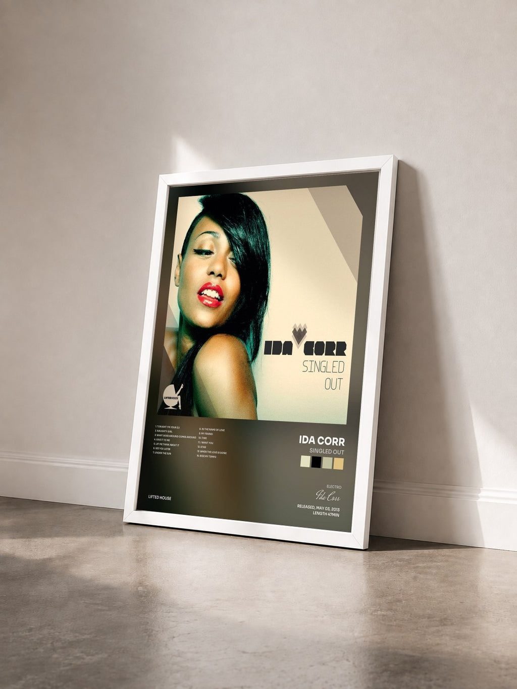 #blanc Tableau de l'album Singled Out de Ida Corr vu de trois quarts, cadre blanc