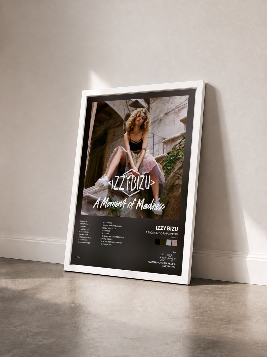 #blanc Tableau de l'album A Moment of Madness (Deluxe) de Izzy Bizu vu de trois quarts, cadre blanc