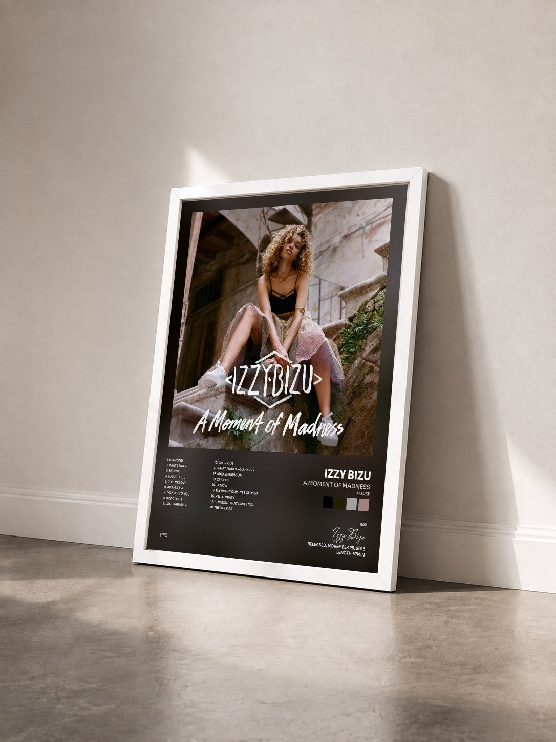 #blanc Tableau de l'album A Moment of Madness (Deluxe) de Izzy Bizu vu de trois quarts, cadre blanc