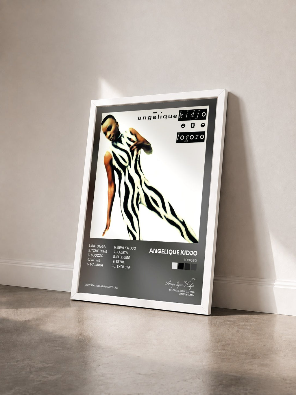 #blanc Tableau de l'album Logozo de Angelique Kidjo vu de trois quarts, cadre blanc