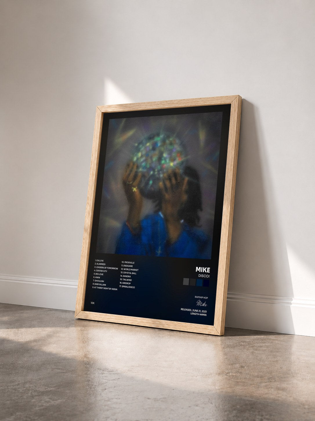 #bois Tableau de l'album Disco! de Mike vu de trois quarts, cadre en bois brut