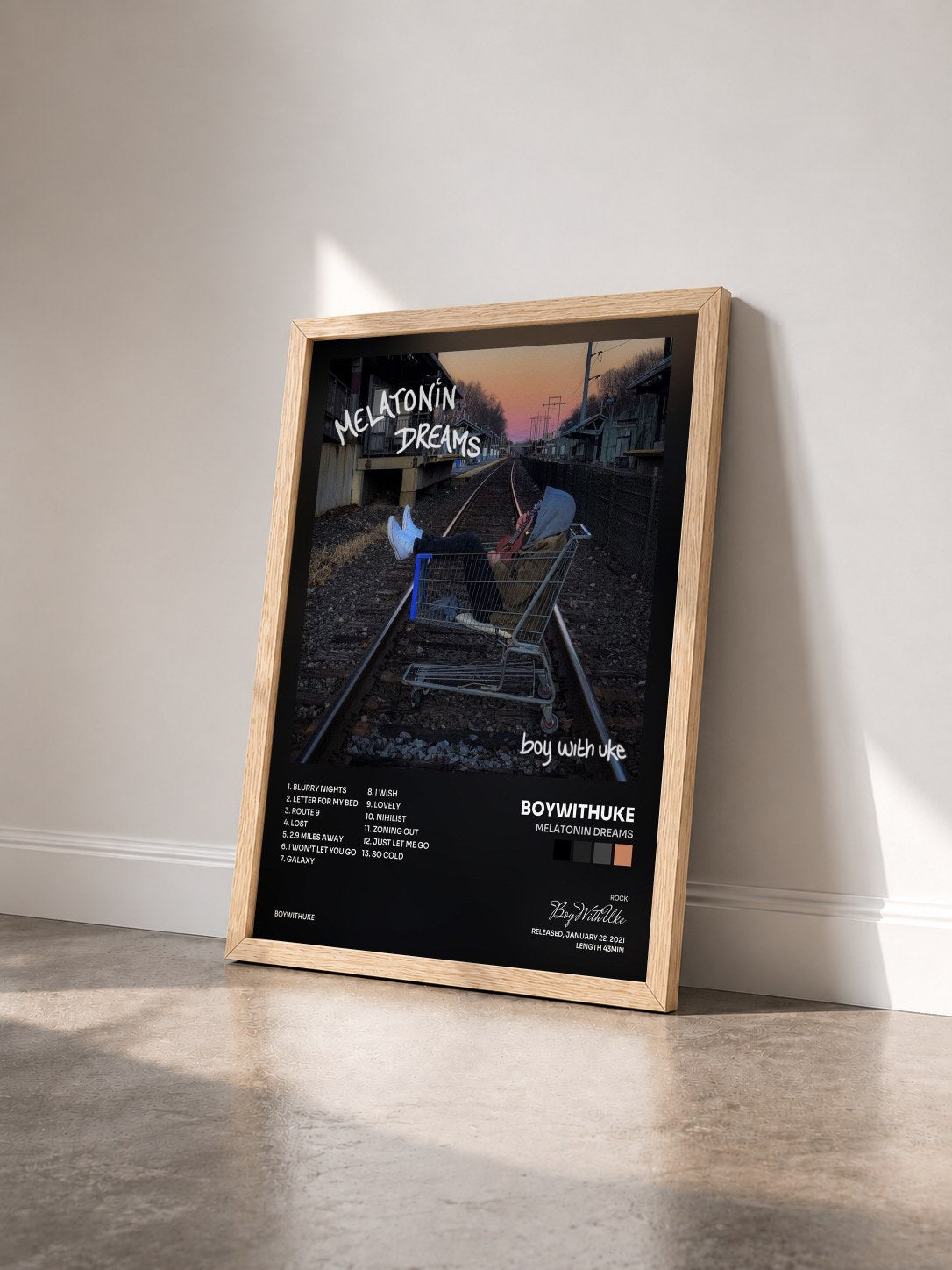 #bois Tableau de l'album Melatonin Dreams de BoyWithUke vu de trois quarts, cadre en bois brut