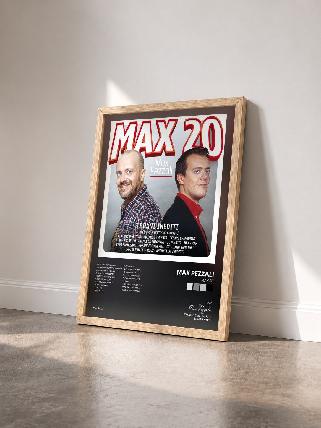 #bois Tableau de l'album MAX 20 de Max Pezzali vu de trois quarts, cadre en bois brut