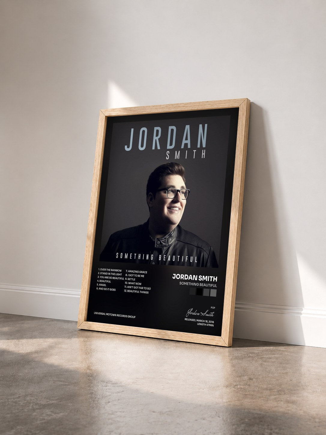 #bois Tableau de l'album Something Beautiful de Jordan Smith vu de trois quarts, cadre en bois brut