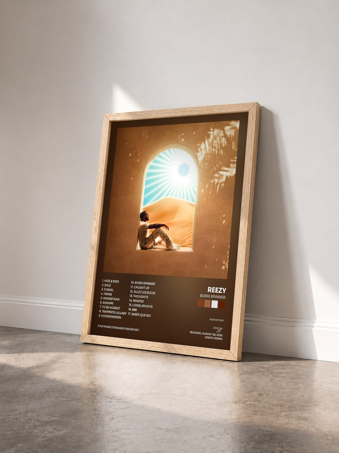 #bois Tableau de l'album BORN SPINNER de reezy vu de trois quarts, cadre en bois brut