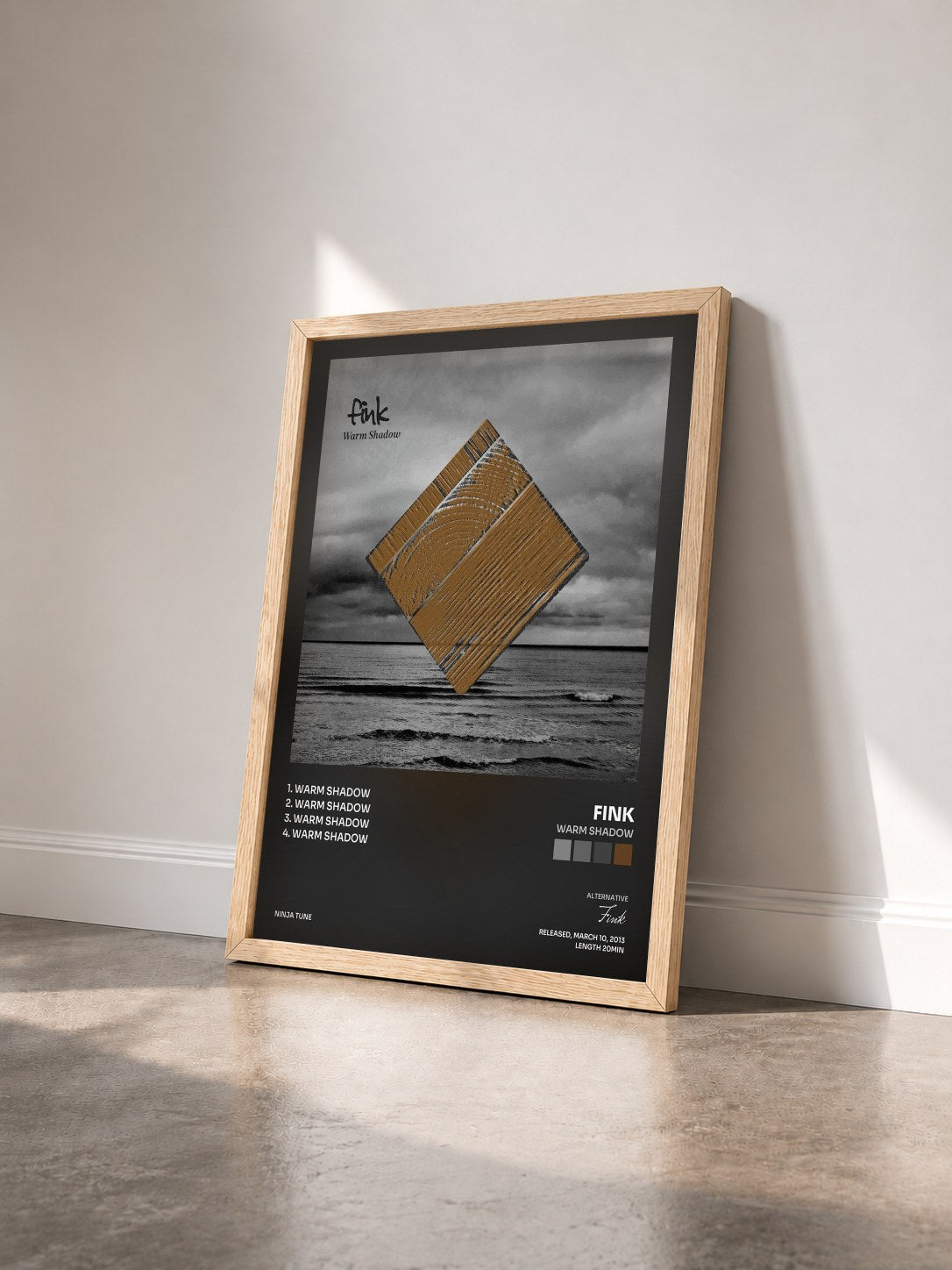 #bois Tableau de l'album Warm Shadow de Fink vu de trois quarts, cadre en bois brut