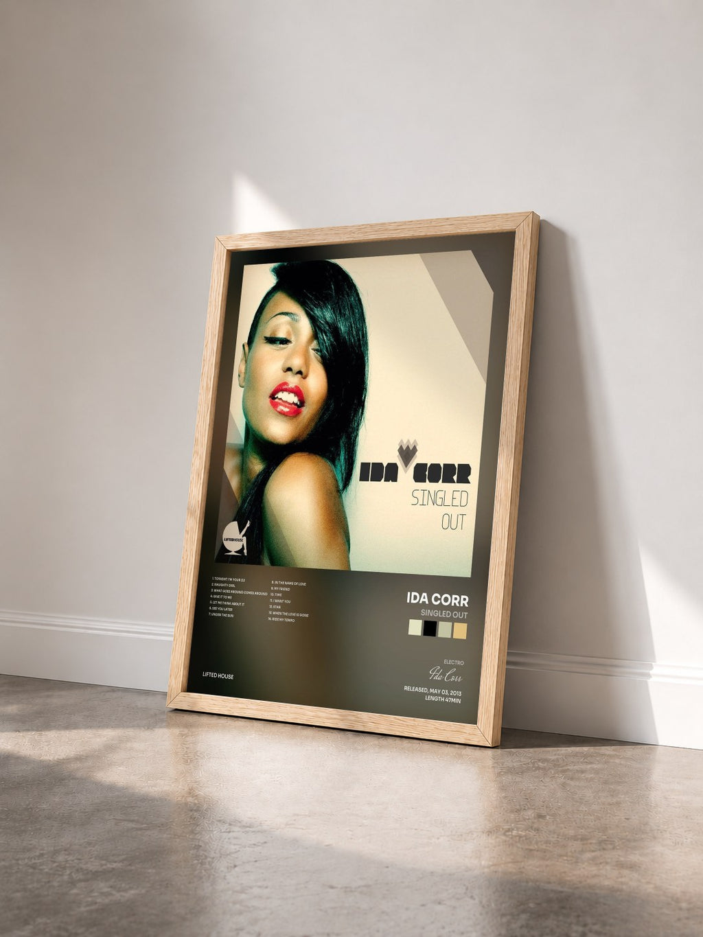 #bois Tableau de l'album Singled Out de Ida Corr vu de trois quarts, cadre en bois brut