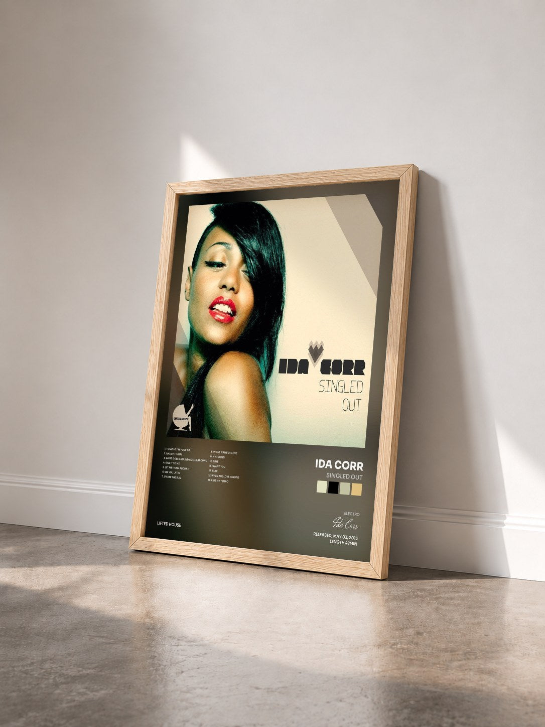 #bois Tableau de l'album Singled Out de Ida Corr vu de trois quarts, cadre en bois brut