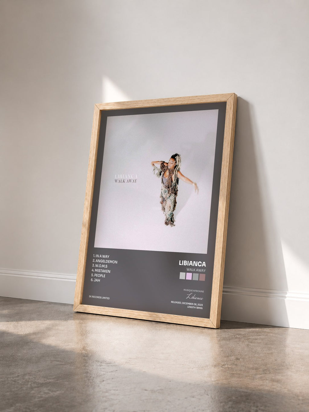 #bois Tableau de l'album Walk Away de Libianca vu de trois quarts, cadre en bois brut