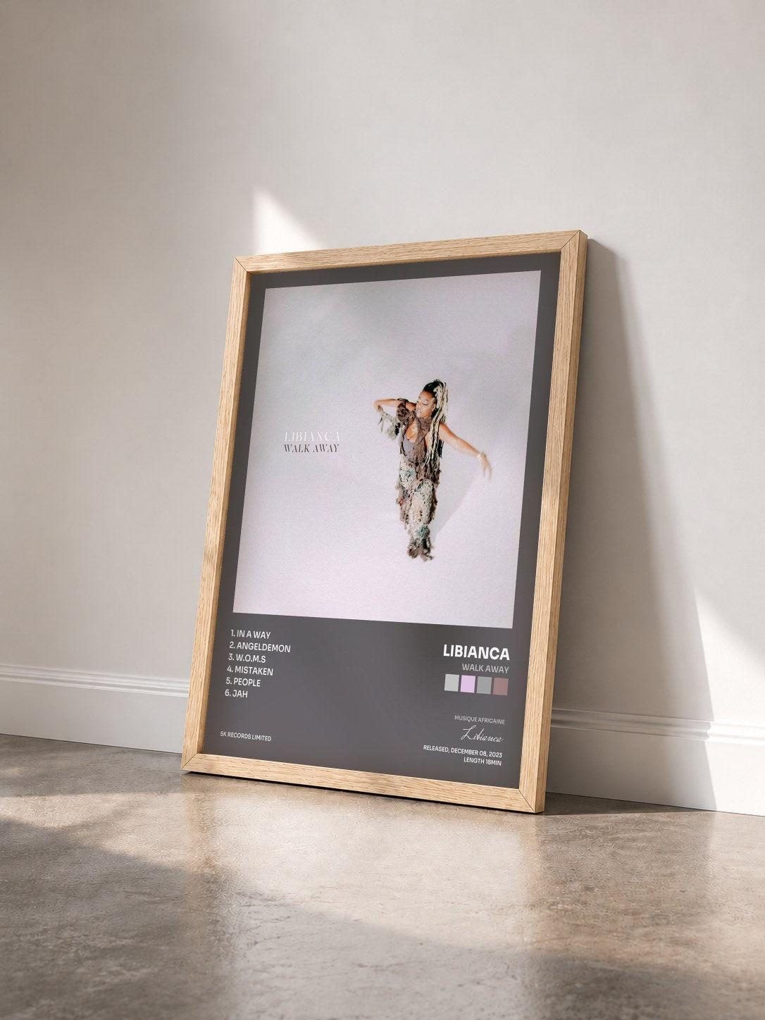 #bois Tableau de l'album Walk Away de Libianca vu de trois quarts, cadre en bois brut