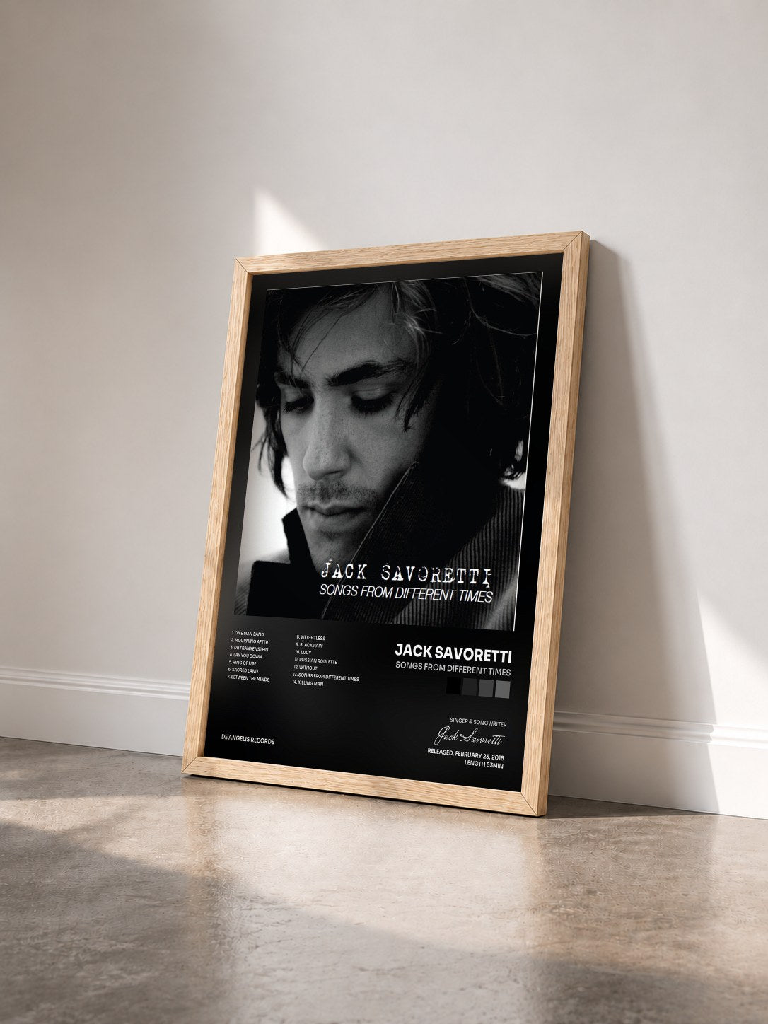 #bois Tableau de l'album Songs From Different Times de Jack Savoretti vu de trois quarts, cadre en bois brut