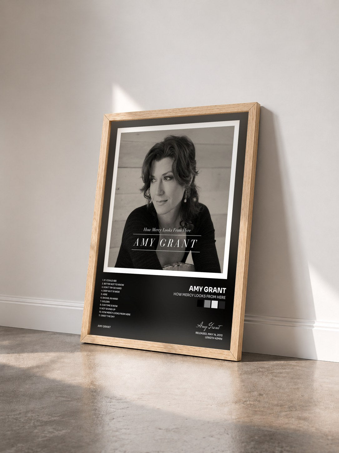 #bois Tableau de l'album How Mercy Looks From Here de Amy Grant vu de trois quarts, cadre en bois brut