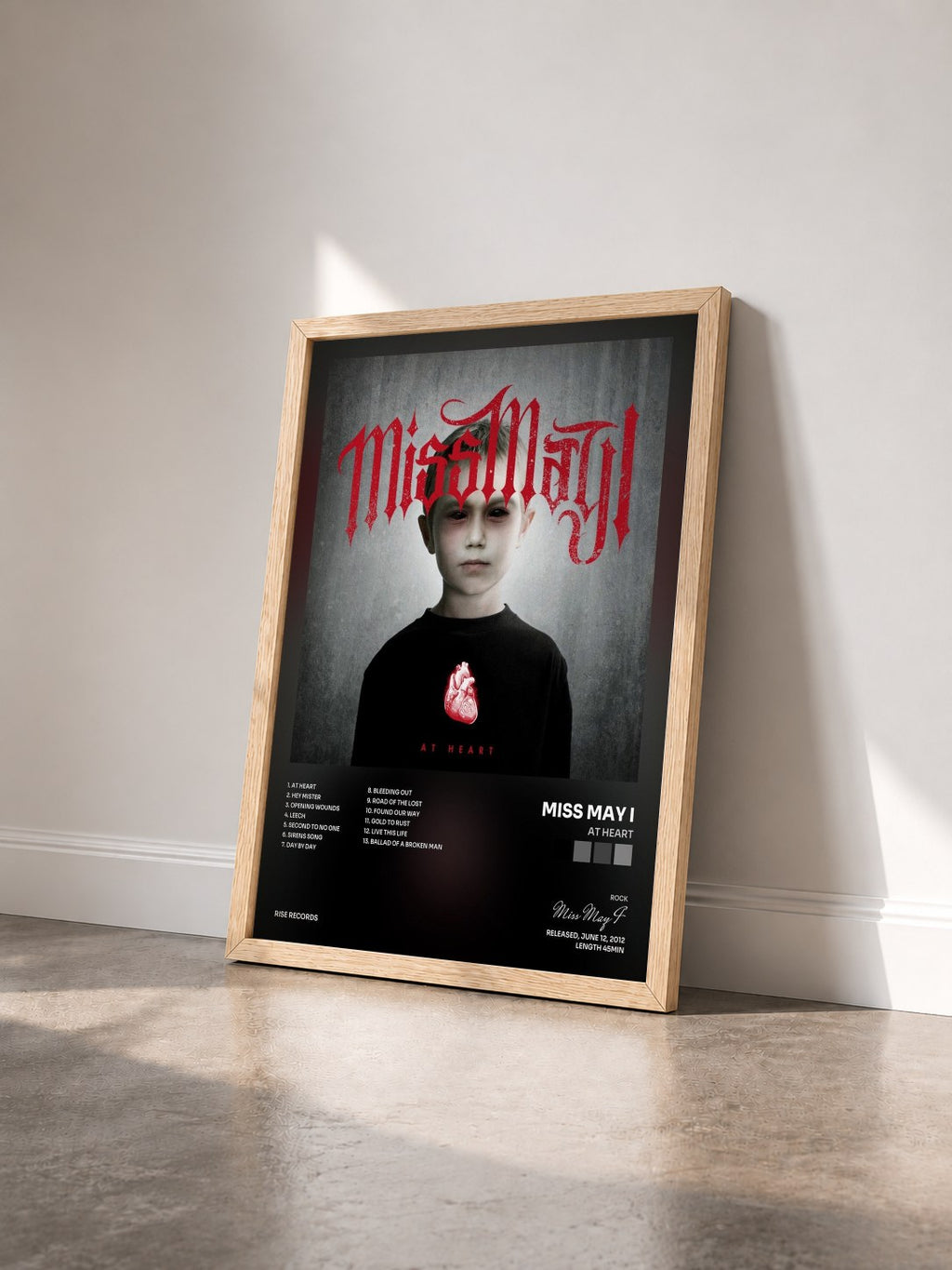 #bois Tableau de l'album At Heart de Miss May I vu de trois quarts, cadre en bois brut